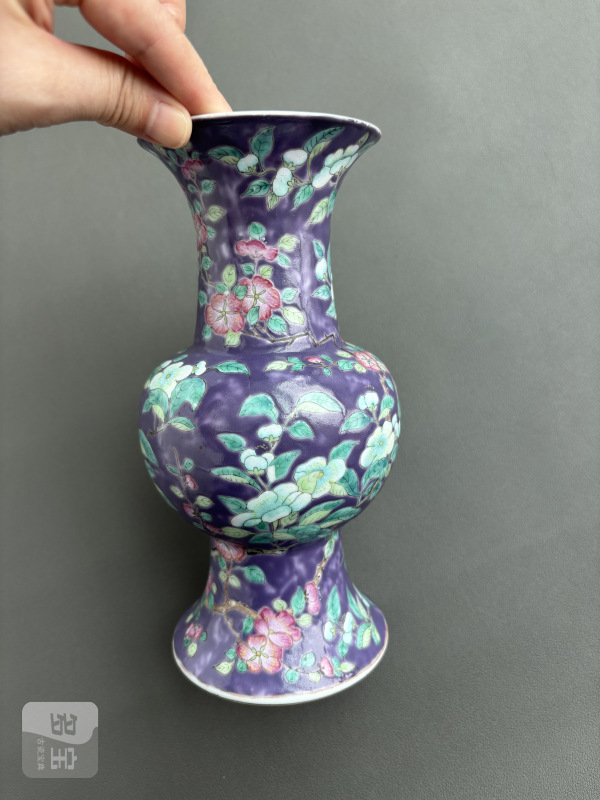 清光绪 永庆长春款紫地粉彩花卉纹瓶 - 图4